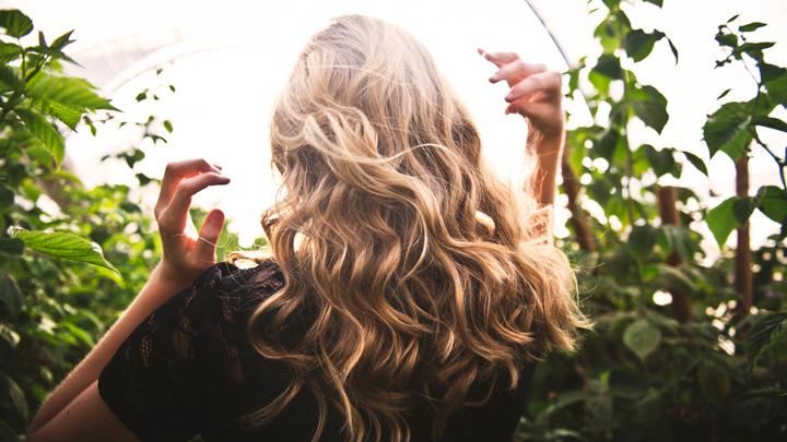 Raviver son blond après l’été : conseils et routine personnalisée