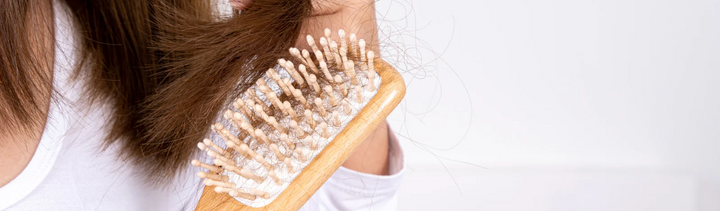 Chute de cheveux saisonnière : comment la stopper ?