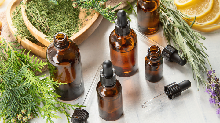 Les huiles essentielles et végétales dans les soins capillaires : risquent-elles de rendre vos cheveux gras ou lourds ?