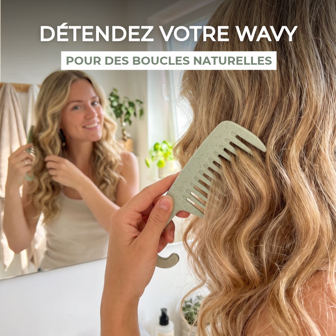 Une Femme qui détend les boucles de ses cheveux après un brushing avec un peigne.