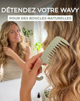 Une Femme qui détend les boucles de ses cheveux après un brushing avec un peigne.